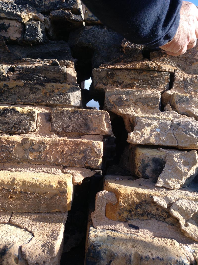 Restauración de la chimenea de ladrillo del CEU 17