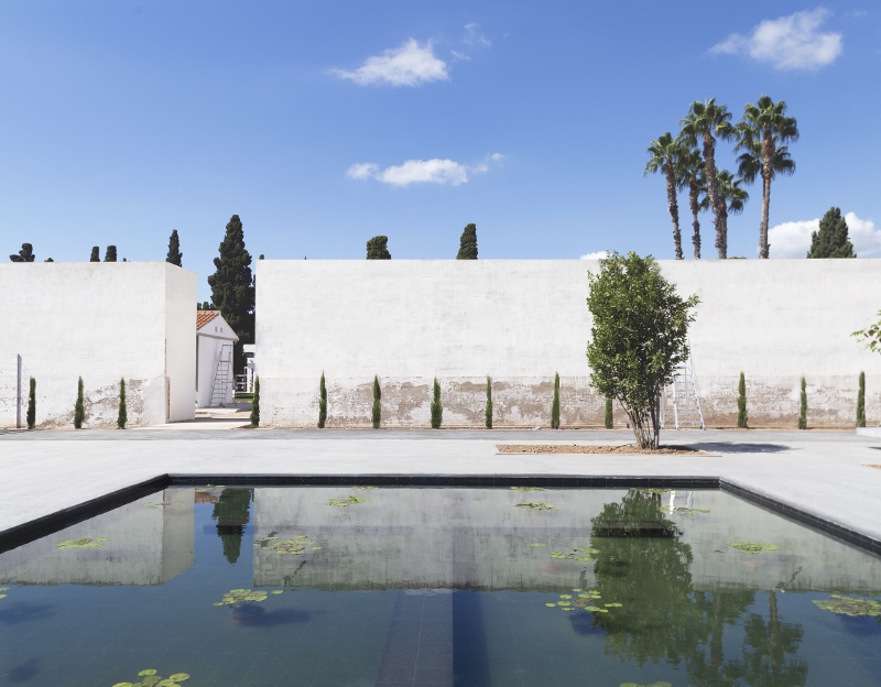 Fotografía de la piscina central del cementerio de Burriana.