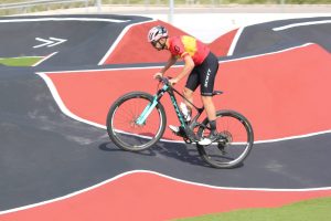 Sergio Mantecón realizando pruebas en el pump track